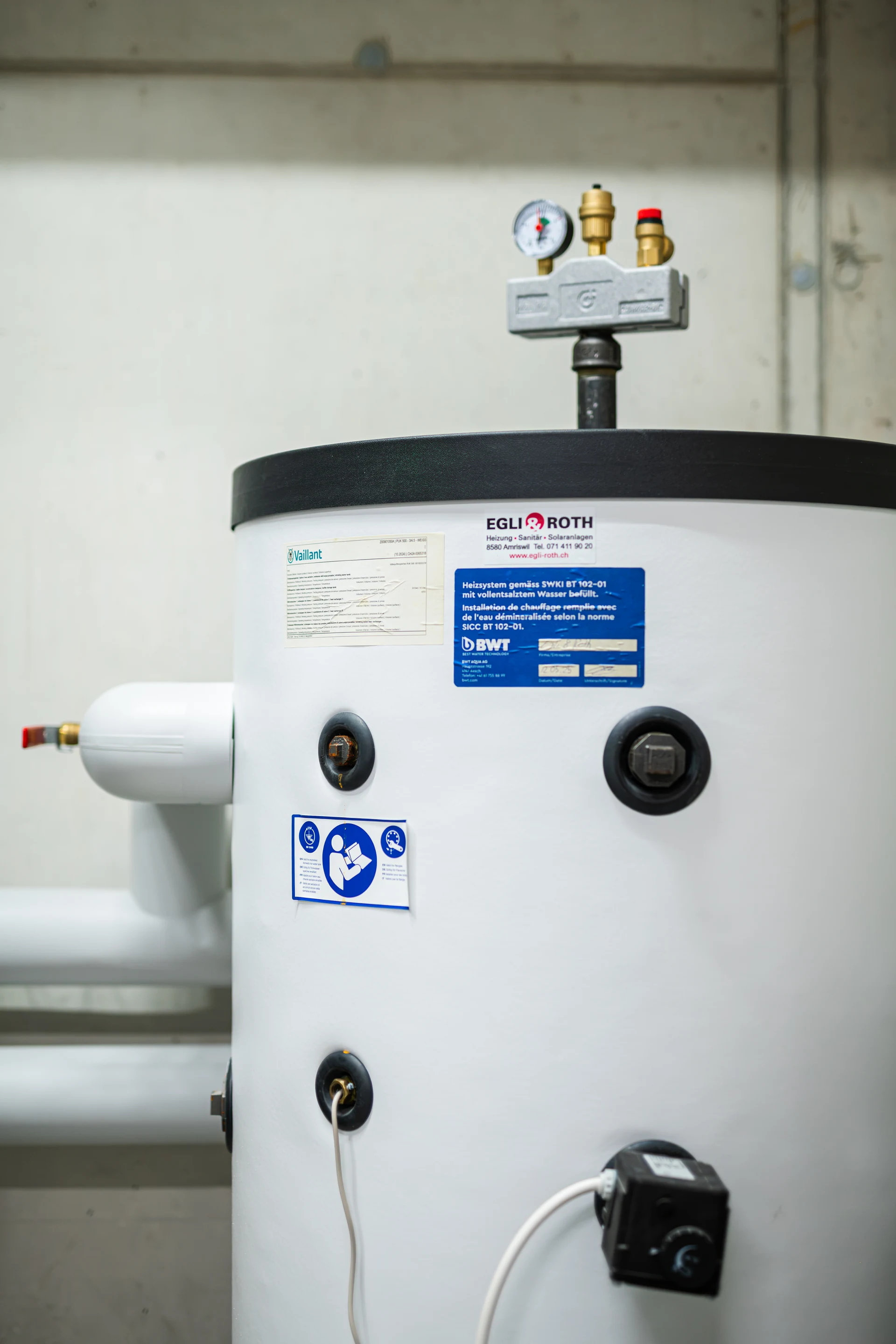 Warmwasserspeicher mit Armaturen und gedämmten Leitungen