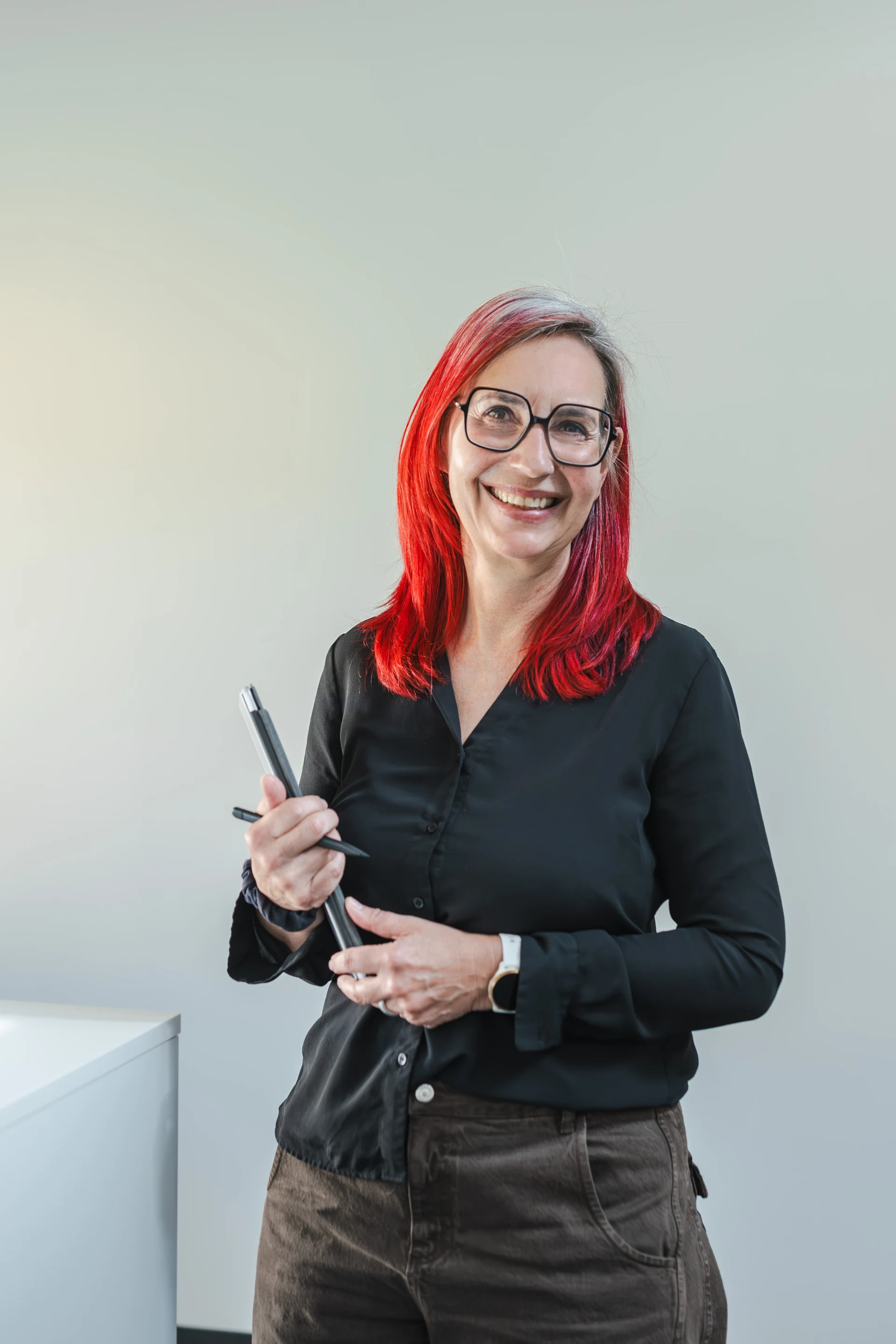 Mitarbeiterin von Egli & Roth mit Tablet und Stift