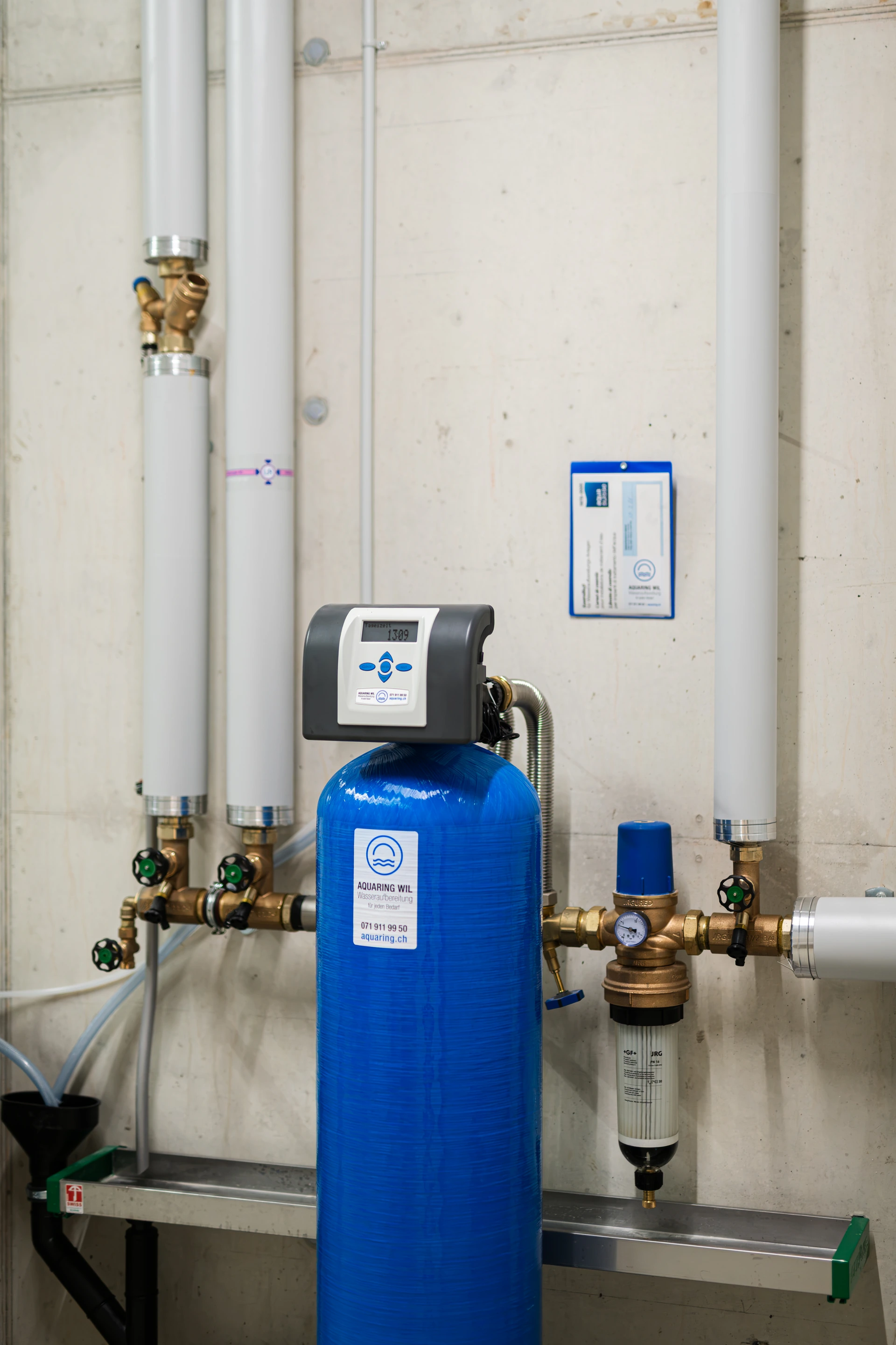 Blaue Wasseraufbereitungsanlage mit angeschlossenen Leitungen