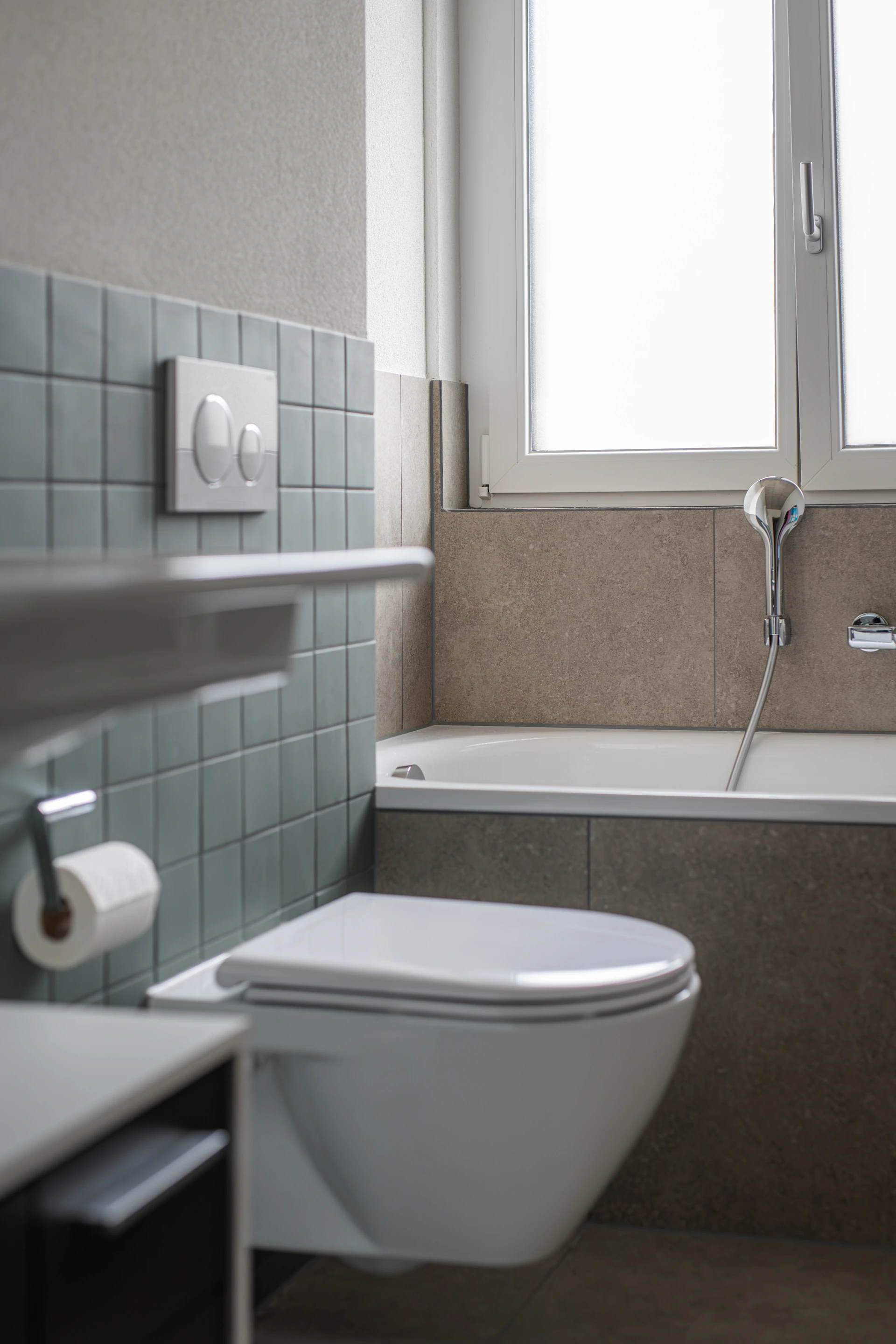 Badezimmer mit WC, Waschbecken und Badewanne