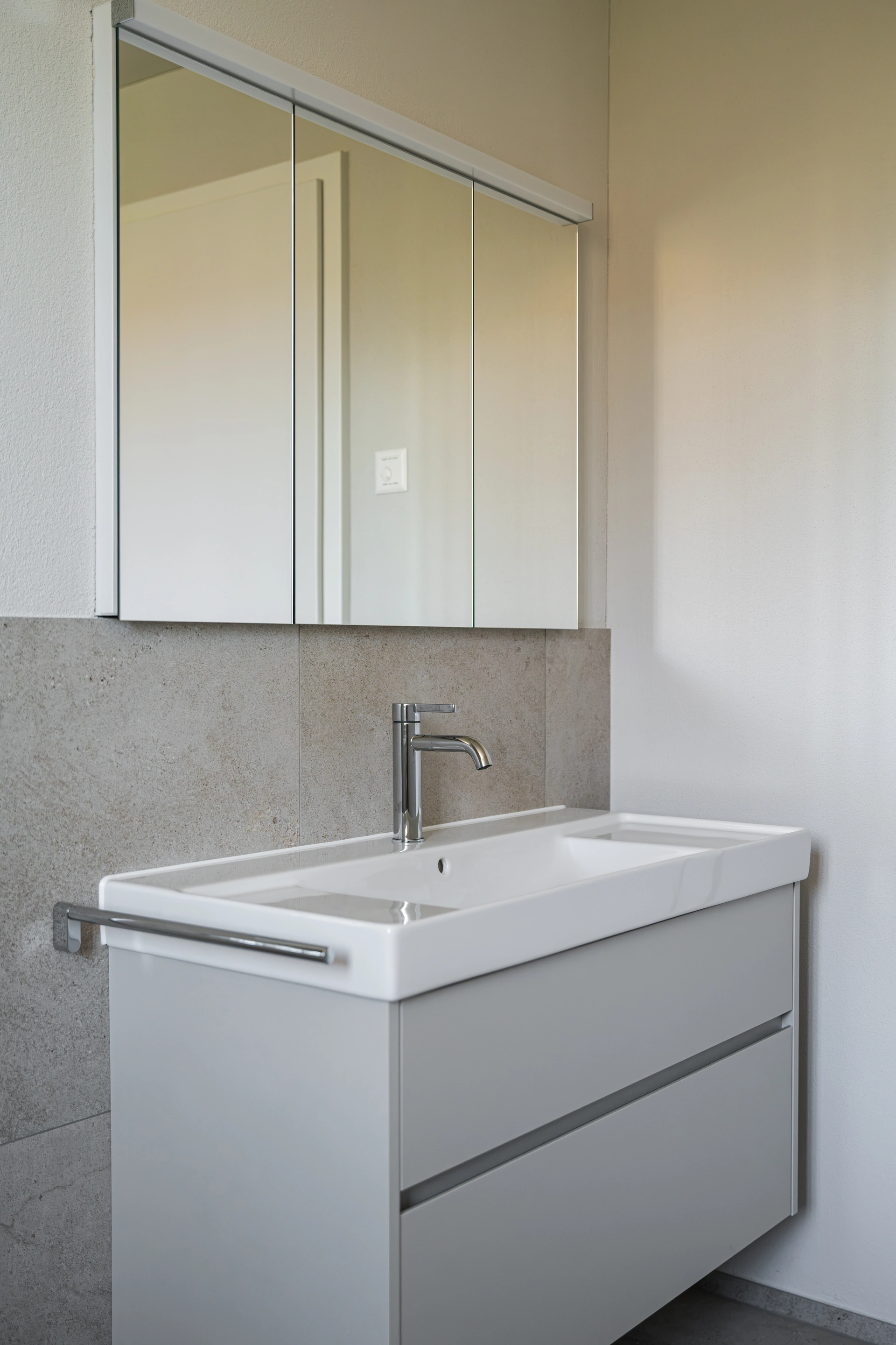 Weisser Waschtischunterschrank mit rechteckigem Waschbecken und Spiegelschrank