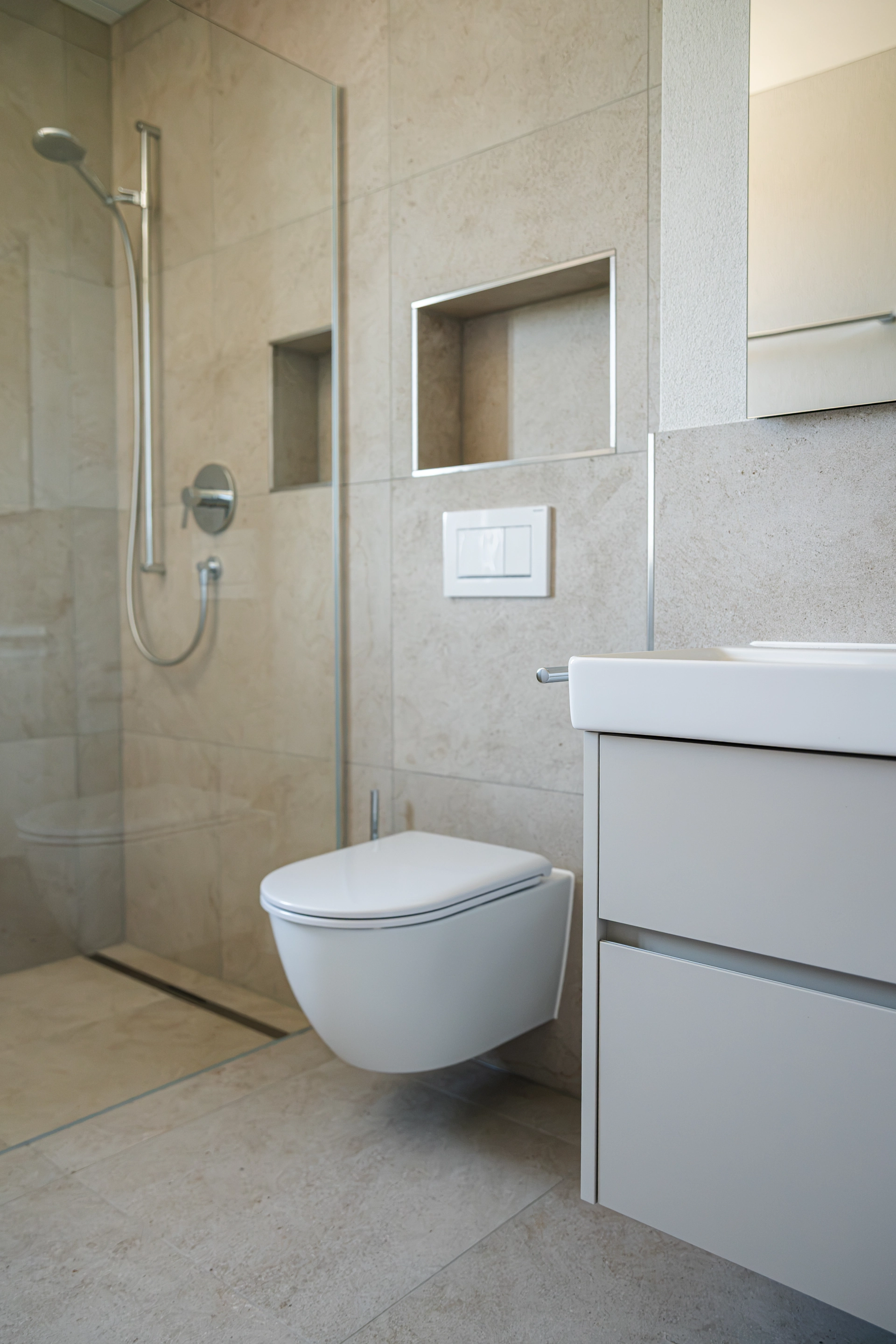 Badezimmer mit Dusche, Wand-WC und Waschtisch