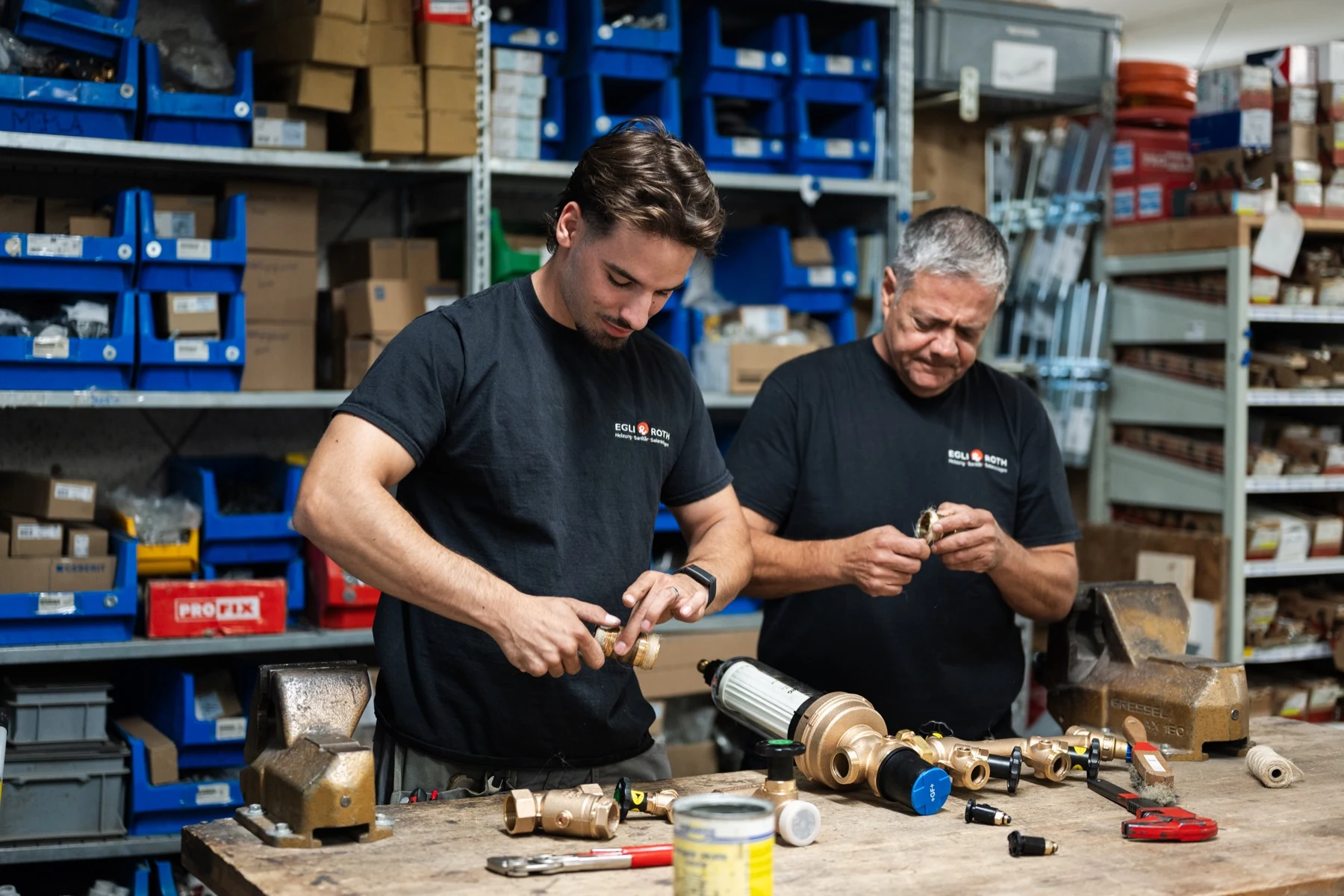 Servicetechniker von Egli & Roth bei der Arbeit